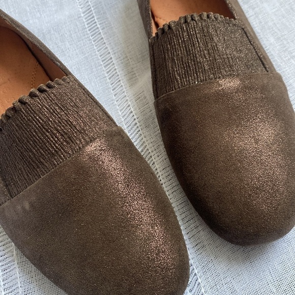 Kenneth Cole NWOT Gentle Soul metallic brown flats. - Picture 3 of 11